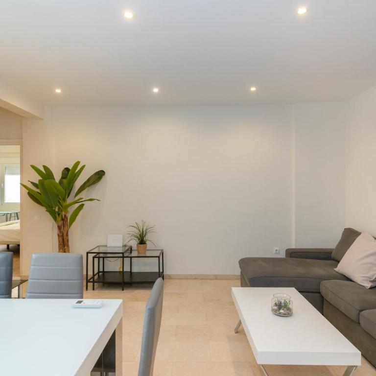 Apartamento Premium junto a la Catedral de Malaga - 3 Habitaciones, Ideal para Familias y Grupos - Appartement - 2