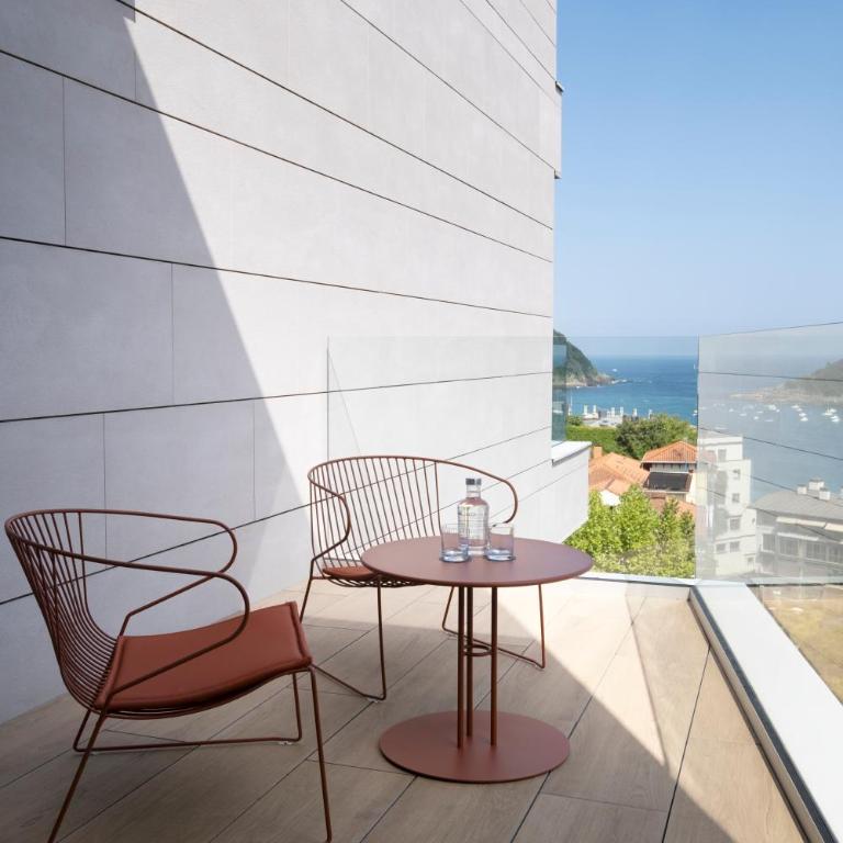 Eurostars Villa Itziar - Habitación Doble Deluxe con balcón y vistas al mar - 1