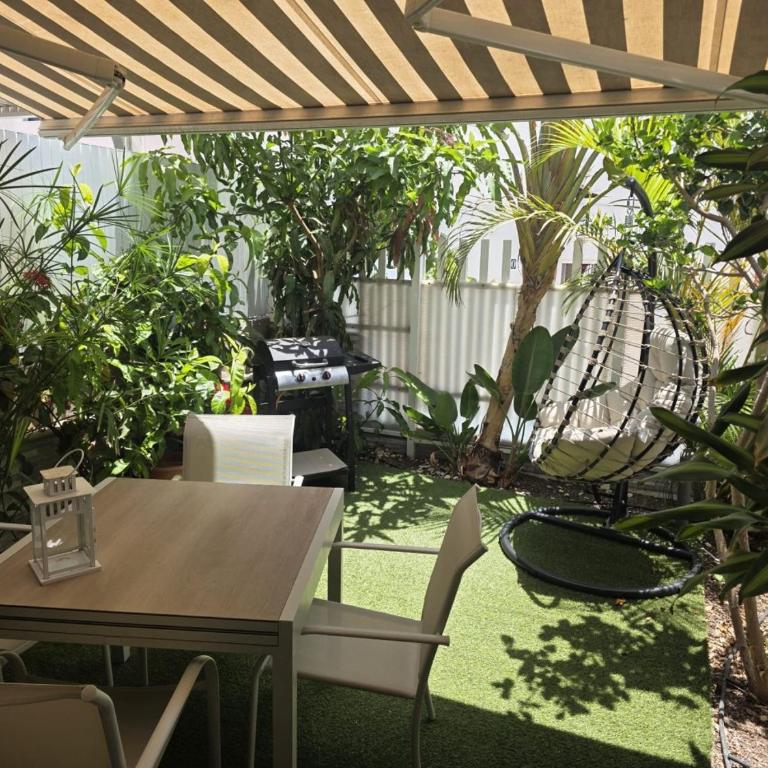 Pool View Yard Bungalow - Casa - 4