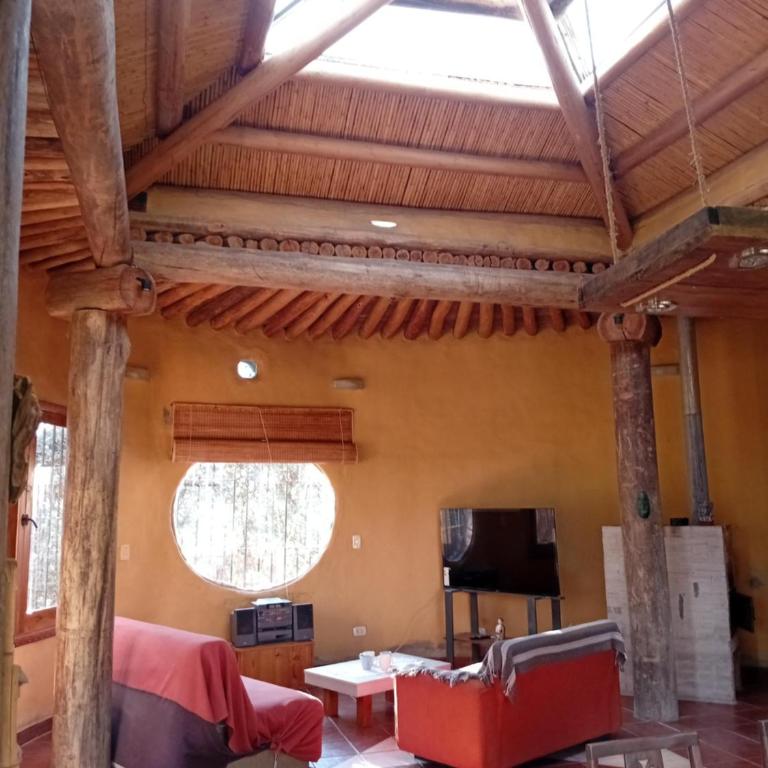 Casa quinta con gran parque y piscina en zona privilegiada -"De Barro y Caña" - Casa de 2 dormitorios - 4