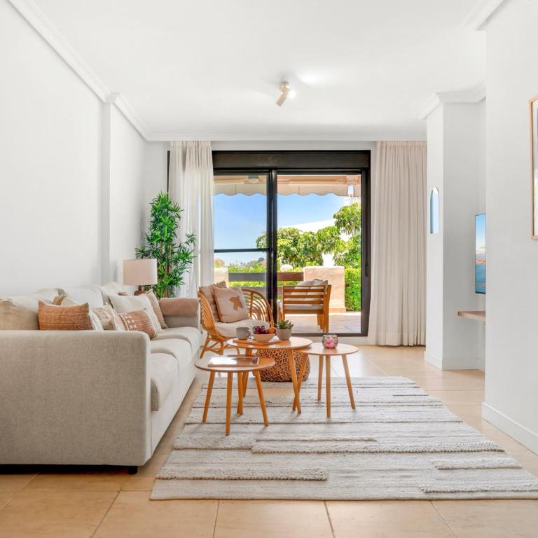 Sunset Golf Garden Retreat - Two-Bedroom Apartment with Terrace and Sea View - 12