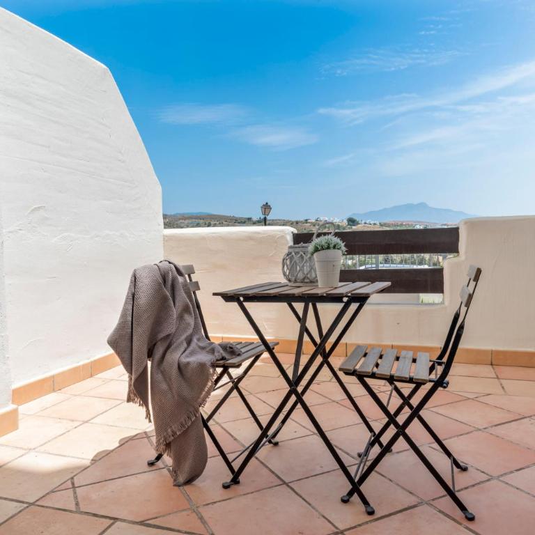 Sunset Golf Garden Retreat - Two-Bedroom Apartment with Terrace and Sea View - 22