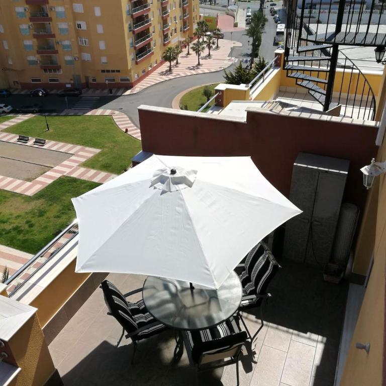 Ático con terraza y piscina, vistas al mar - Two-Bedroom Apartment with Balcony and Sea View - 8