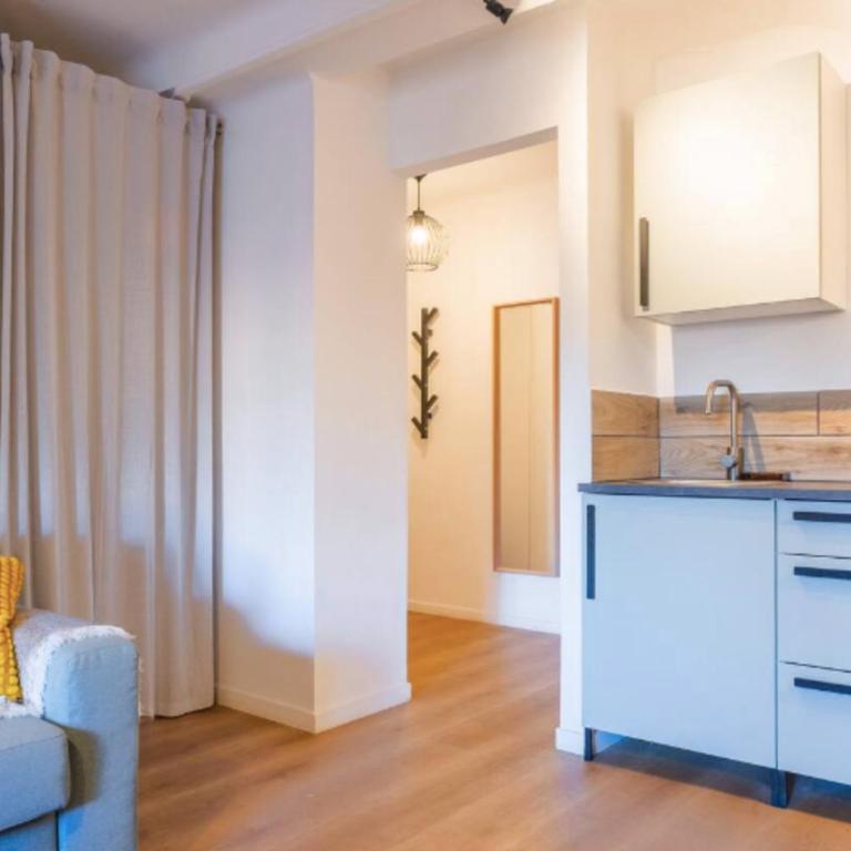 Apartment with a balcony near the Rotunda - Apartamento - 12