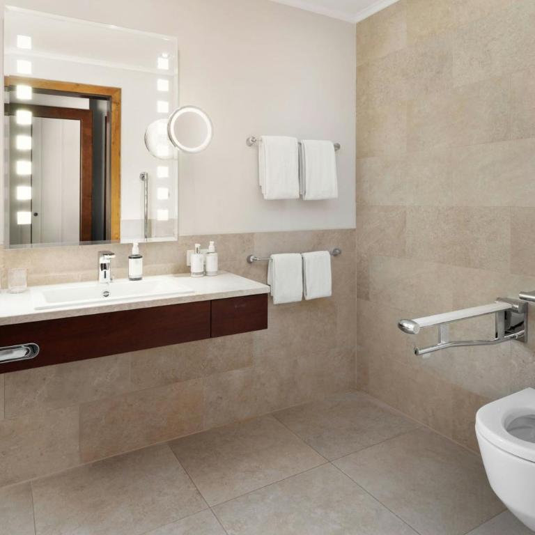 Arabella Jagdhof Resort am Fuschlsee, a Tribute Portfolio Hotel - Maisonette Suite mit Kingsize-Bett, Schlafsofa, Gartenblick und Balkon - 5