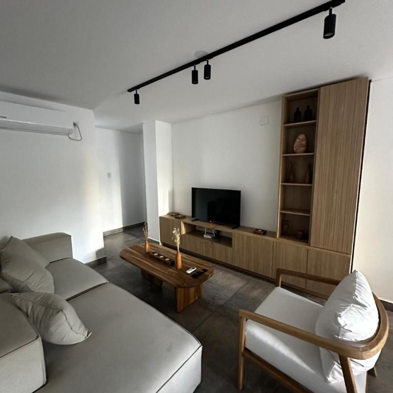 Amplio y luminoso departamento en General Paz 2 habitaciones - Two-Bedroom Apartment - 1