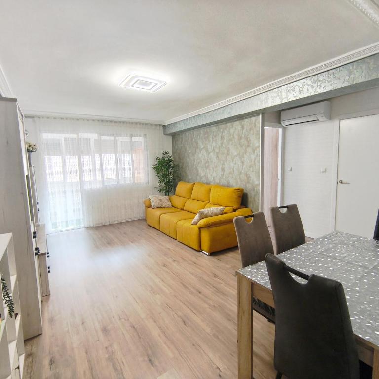 Amplio piso cerca de la playa y del mercado municipal - Apartment mit 3 Schlafzimmern und Balkon - 1