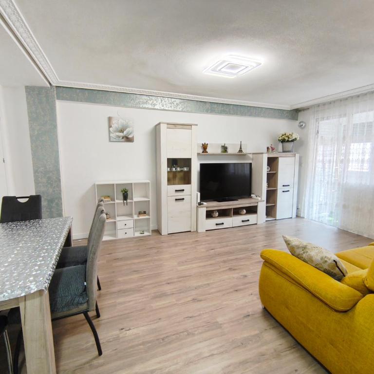 Amplio piso cerca de la playa y del mercado municipal - Apartment mit 3 Schlafzimmern und Balkon - 2