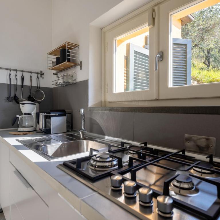 "The Ulivi" inside Le Agavi Private Park, shared Pool and Tennis 200m far, Sea View Apartment 2 AC BDR, 2BTH, parking next home and private garage in Lerici! Cooking Lesson and Wine Tasting - Casa con 2 Camere da Letto - 23