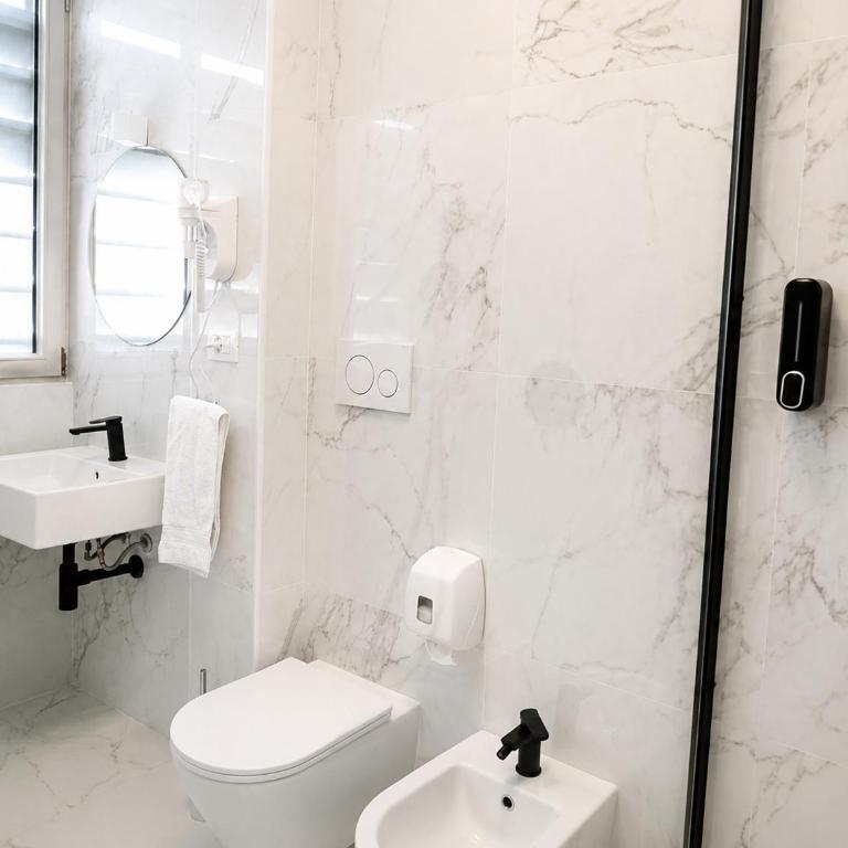 B&B Best Hostel Milano - Camera Matrimoniale con Bagno Privato e Balcone - 6