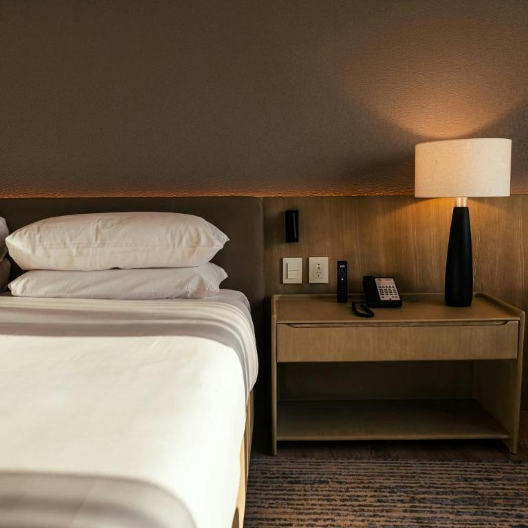 Marriott Corrientes - Habitación Executive con cama extragrande y vistas al río - 1