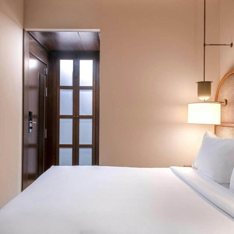 AC Hotel Palacio Universal by Marriott - Habitación Interior con cama grande - 1