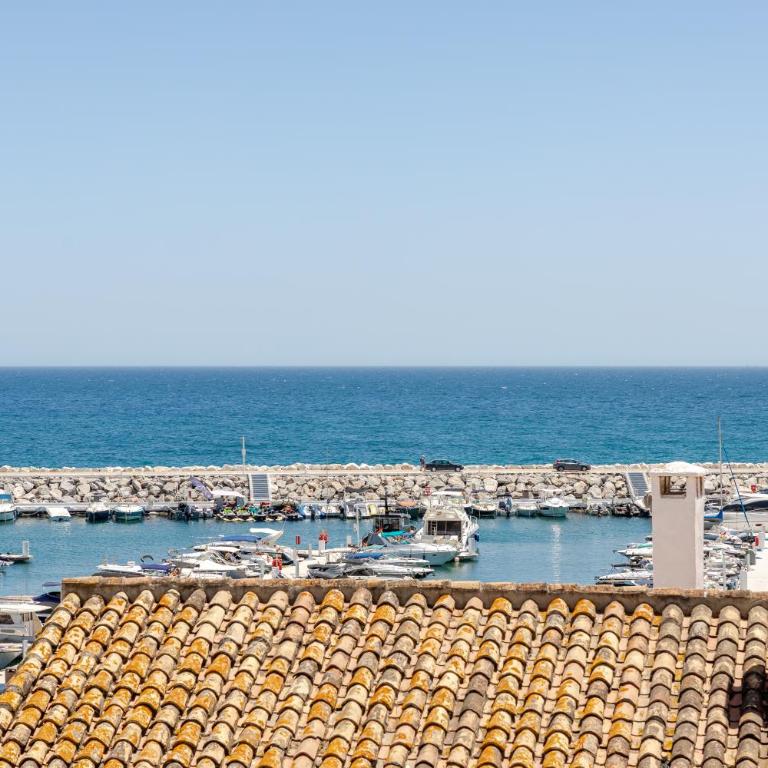 MARBELLA BANUS SUITES - Brand New Luxury Duplex - Puerto Banús Marina - 2BR - 2BA - Spectacular Mediterranean Views - Heart of Puerto Banús - Steps from El Corte Inglés Luxury Shopping - Surrounded by Restaurants & Nightlife - Apartamento de 2 dormitorios con vistas al mar - 6