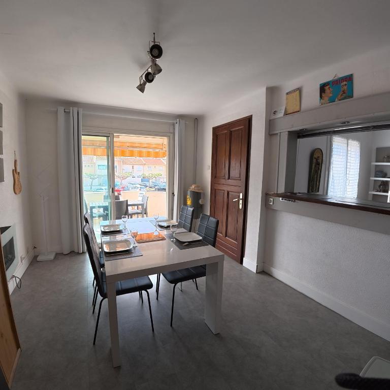 Villa Magaly T4 à 50 m de la plage et de Valras centre avec linge de lit et ménage inclus - Two-Bedroom Apartment with Sea View - 10