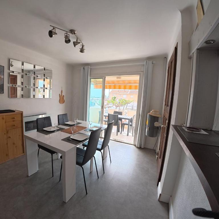 Villa Magaly T4 à 50 m de la plage et de Valras centre avec linge de lit et ménage inclus - Two-Bedroom Apartment with Sea View - 9