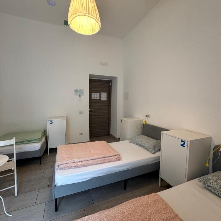 Hostel Mancini Naples - Camera Tripla con Bagno Privato - 2