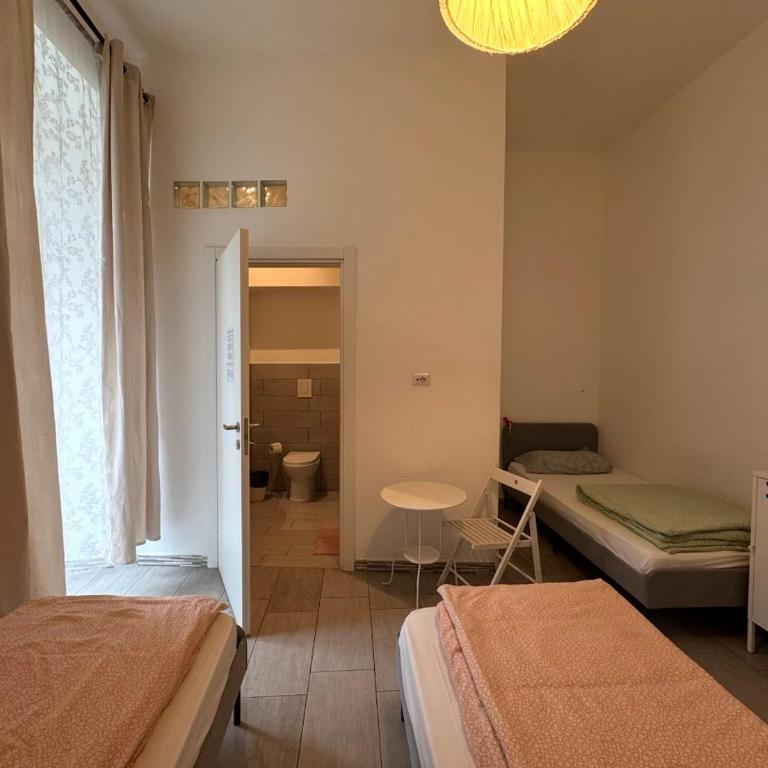 Hostel Mancini Naples - Camera Tripla con Bagno Privato - 1