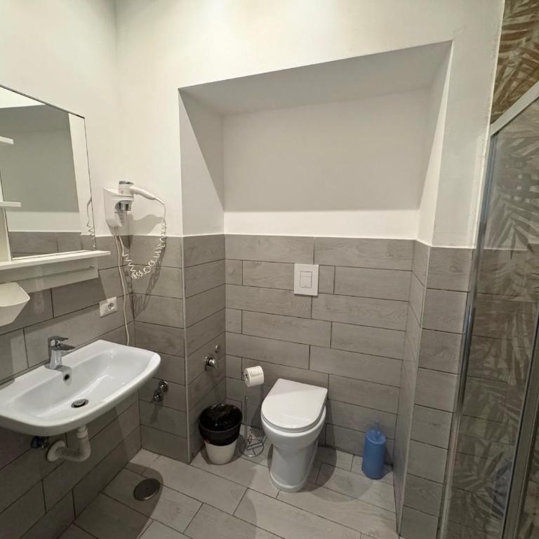 Hostel Mancini Naples - Camera Tripla con Bagno Privato - 3