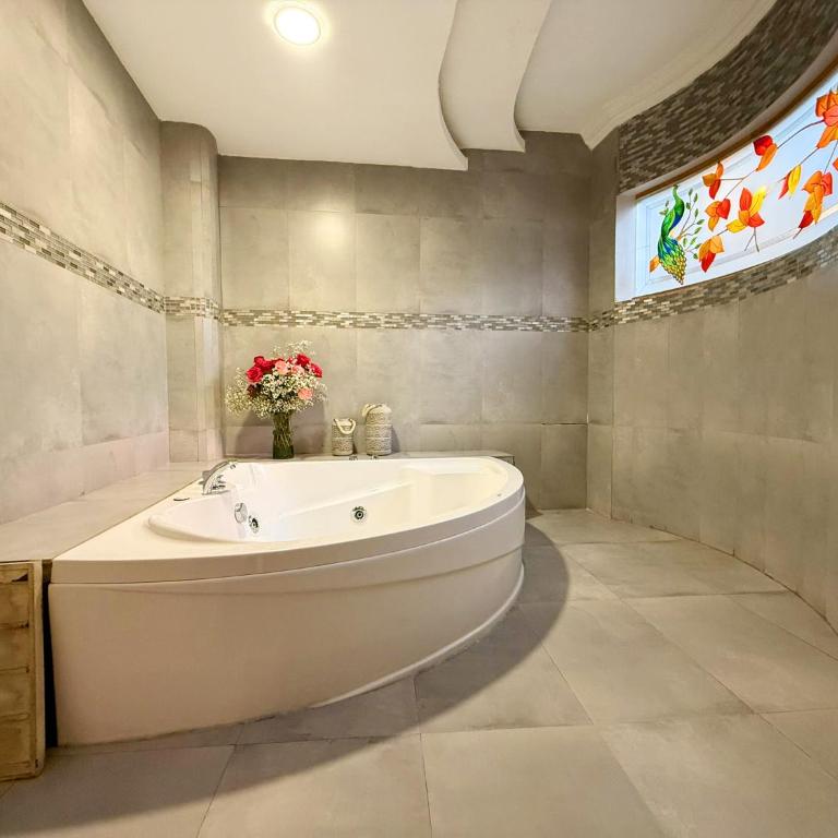 Hotel Casa Ruth Boutique Cuenca - Suite Deluxe con bañera de hidromasaje - 3
