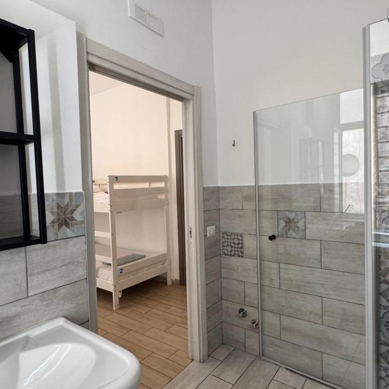 Hostel Mancini Naples - Camera Doppia con Letti Singoli con Bagno Privato - 1