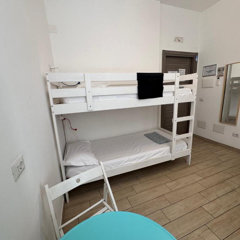 Hostel Mancini Naples - Camera Doppia con Letti Singoli con Bagno Privato - 2