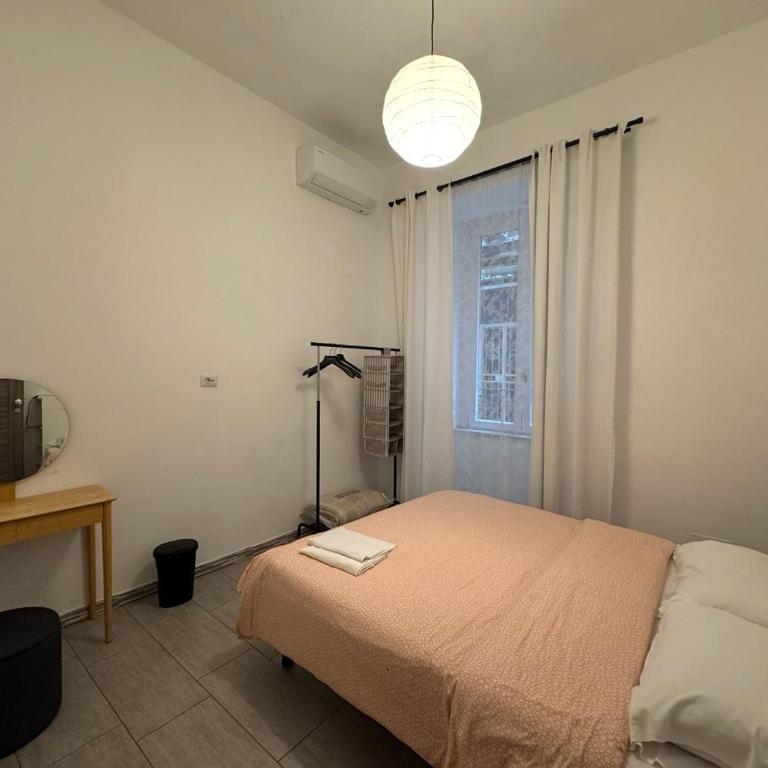 Hostel Mancini Naples - Camera Matrimoniale con Bagno in Comune - 2