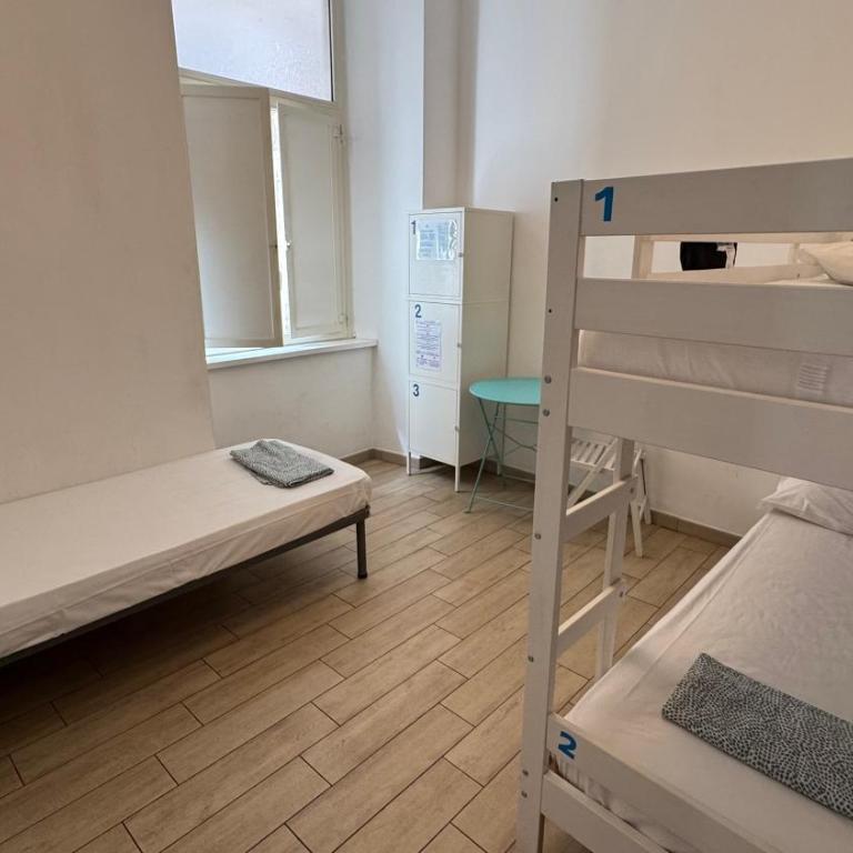 Hostel Mancini Naples - Camera Tripla con Bagno Privato - 4