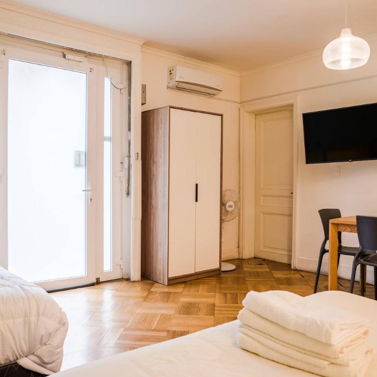 Metro to Fun 1BR near Bellavista & Hospital - Studio - 3