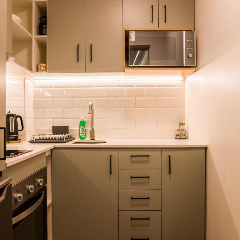 Metro to Fun 1BR near Bellavista & Hospital - Studio - 6