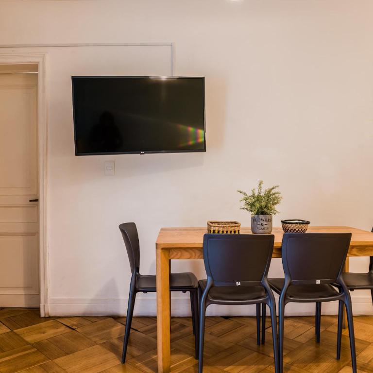 Metro to Fun 1BR near Bellavista & Hospital - Studio - 7