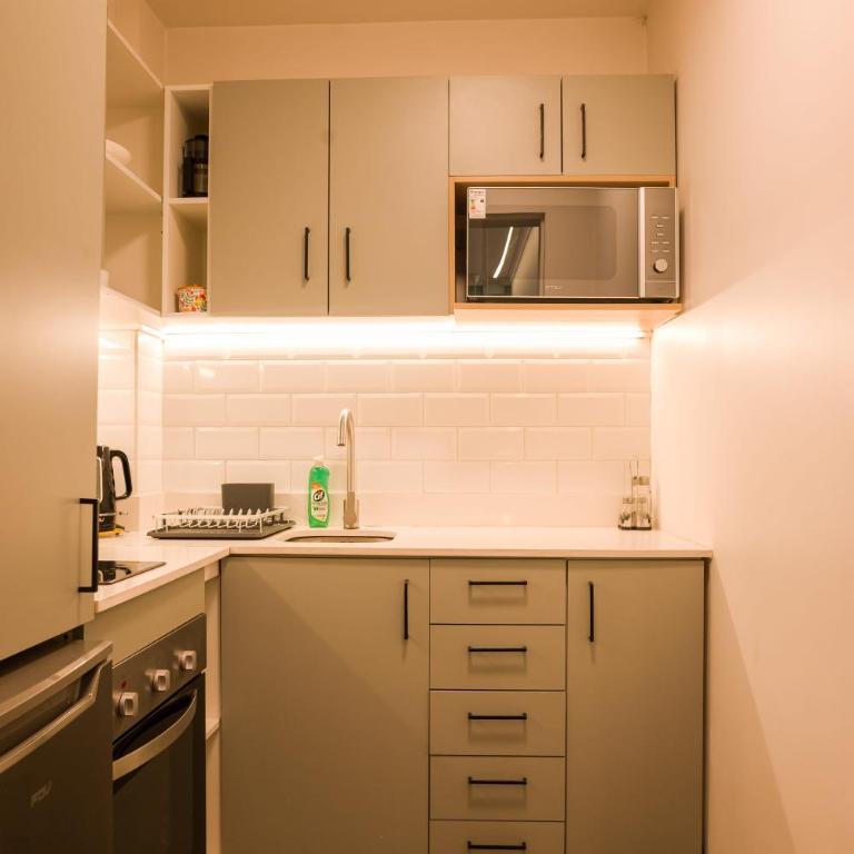 Metro to Fun 1BR near Bellavista & Hospital - Studio - 17