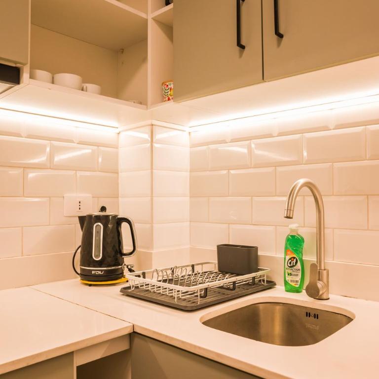Metro to Fun 1BR near Bellavista & Hospital - Studio - 20