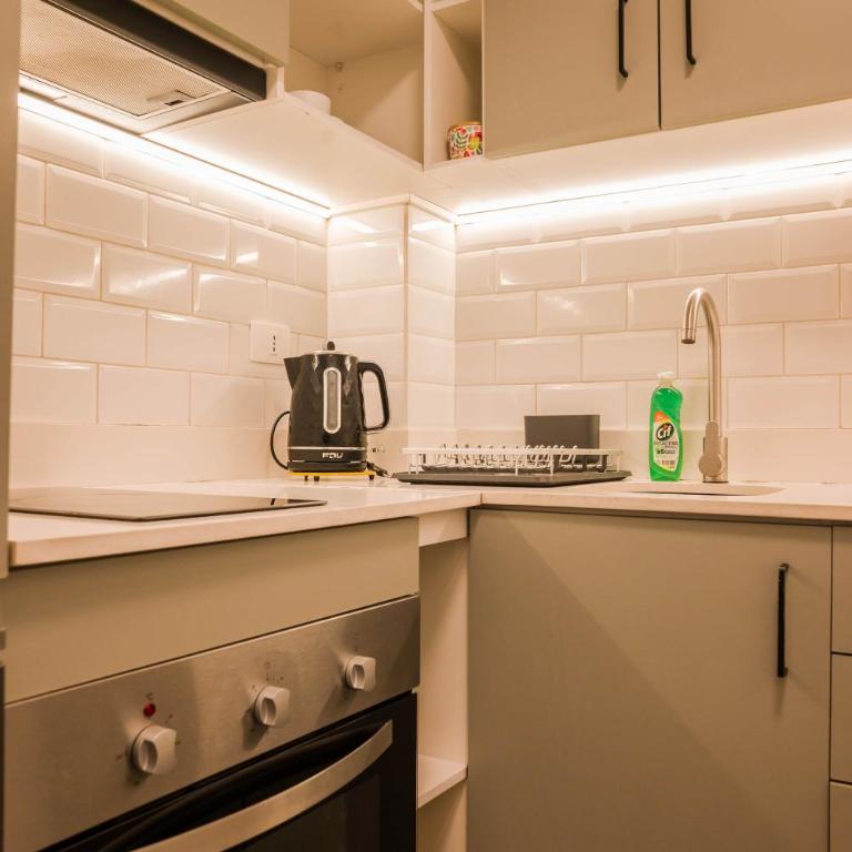 Metro to Fun 1BR near Bellavista & Hospital - Studio - 24