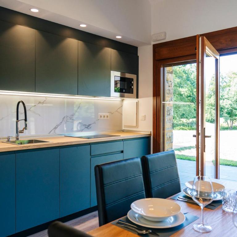 FINCA GIJON SUITES - Apartamentos con jardín y terraza privados, ubicados en un santuario natural estratégicamente situados que combinan mar y montaña con las comodidades de la ciudad, son tu base ideal para conocer Gijón y el Principado de Asturias - Suite Deluxe - 9