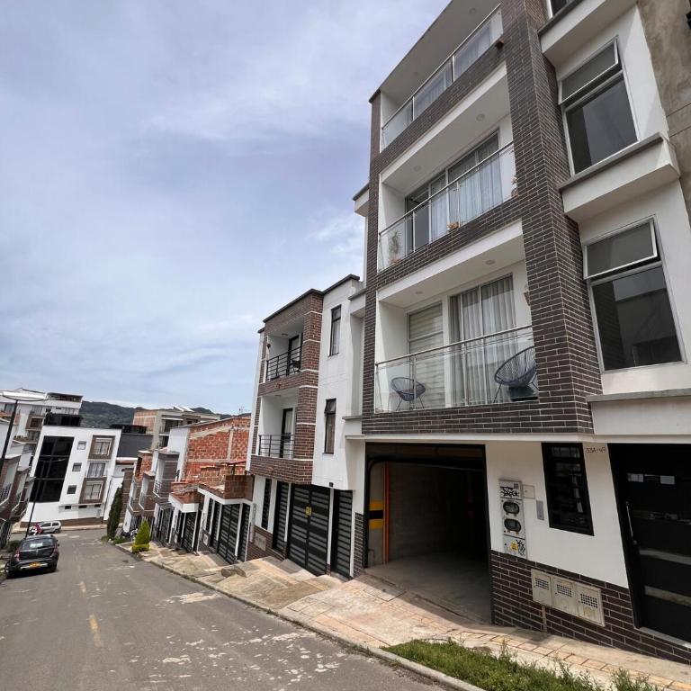 Cerca a talleres de cerámica Apto con Balcón - Apartamento de 3 dormitorios - 12
