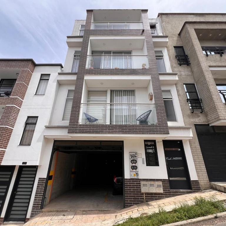 Cerca a talleres de cerámica Apto con Balcón - Apartamento de 3 dormitorios - 28
