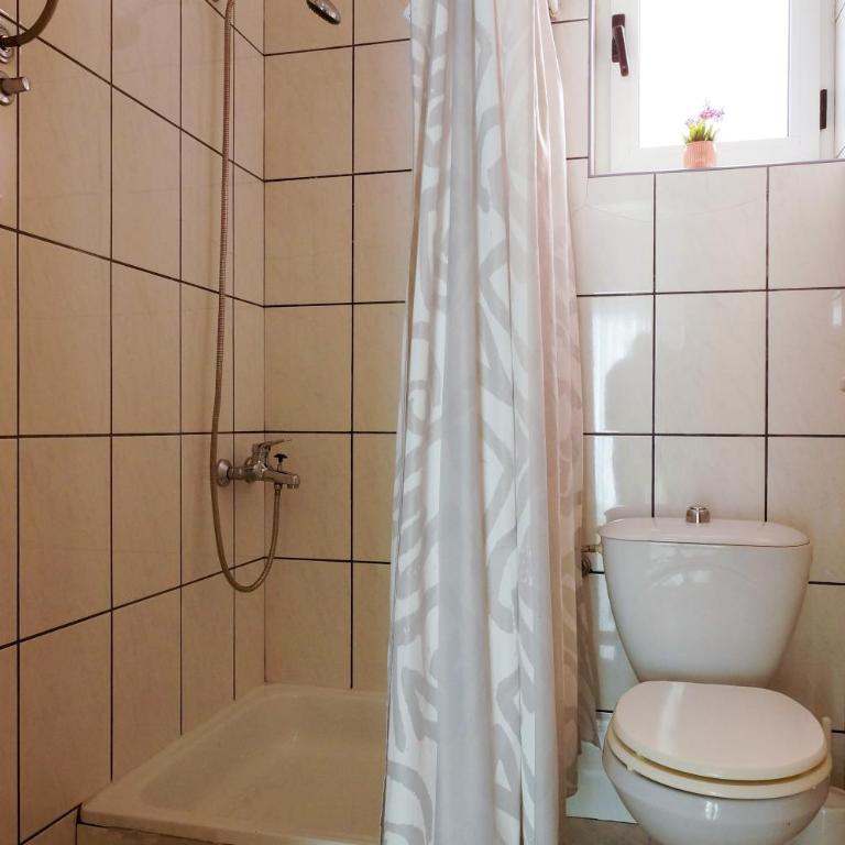 Guest House Heart of Budva - Trokrevetna Soba sa Sopstvenim Kupatilom - 17
