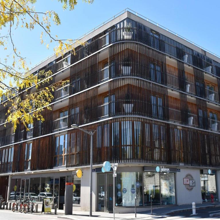 Modern Couple Stay in Lyon Docklands - Apartment - 1
