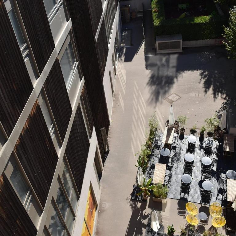 Modern Couple Stay in Lyon Docklands - Apartment - 12