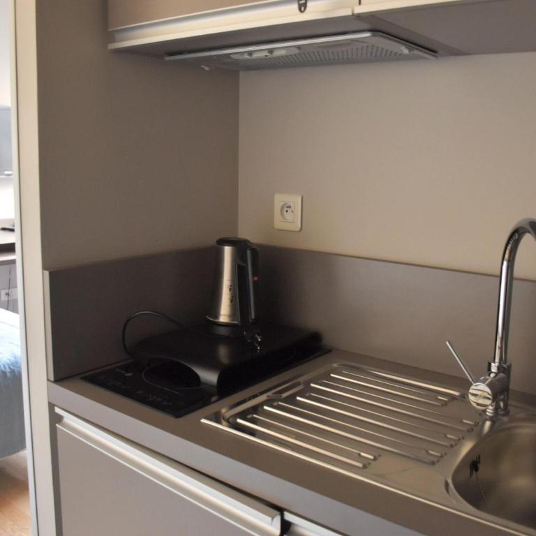 Modern Couple Stay in Lyon Docklands - Apartment - 3