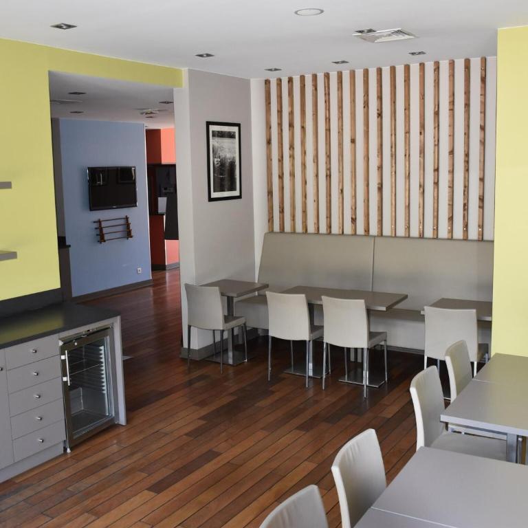 Modern Couple Stay in Lyon Docklands - Apartment - 6