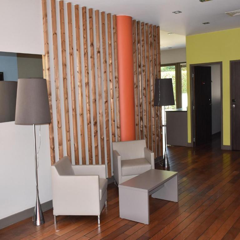 Modern Couple Stay in Lyon Docklands - Apartment - 2