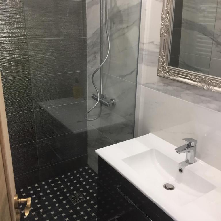 Le studio D'auguste- Cœur de Nîmes-chaleureux-emplacement idéal - Appartement Supérieur - 10