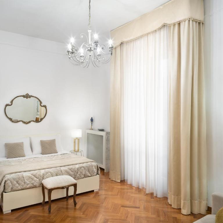 Piazza Carità- Vista Vesuvio- 4 camere -16 ospiti - Appartamento Premier con 4 Camere da Letto - 3