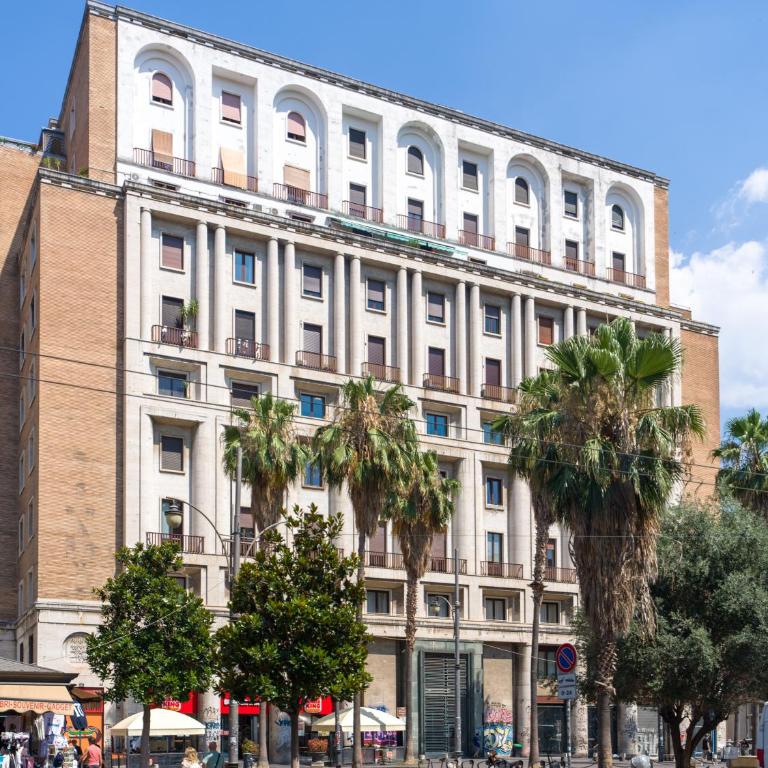 Piazza Carità- Vista Vesuvio- 4 camere -16 ospiti - Appartamento Premier con 4 Camere da Letto - 5