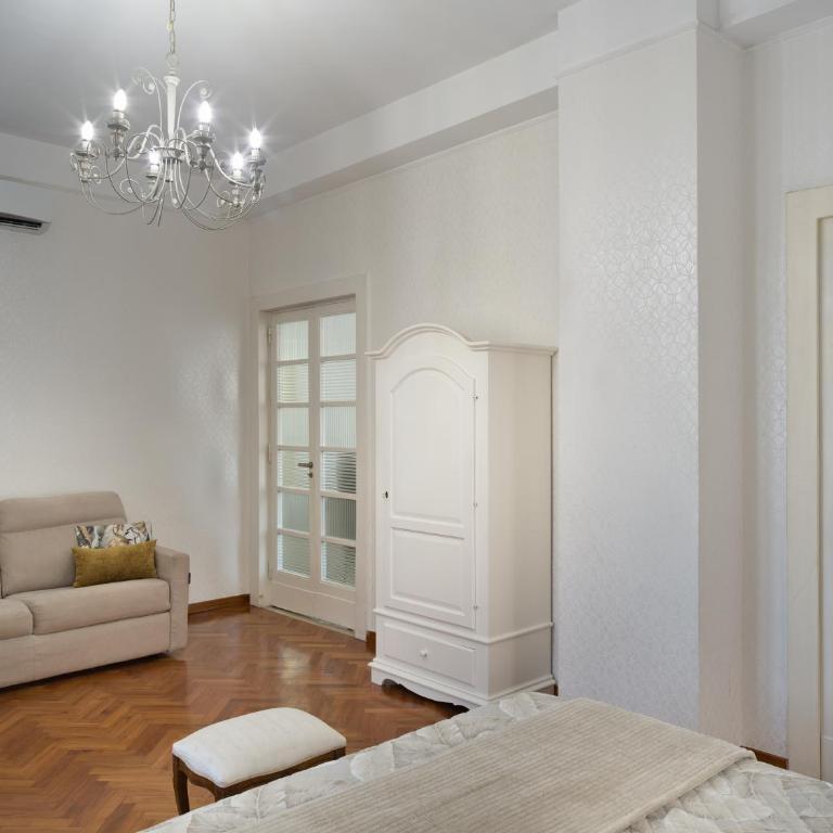 Piazza Carità- Vista Vesuvio- 4 camere -16 ospiti - Appartamento Premier con 4 Camere da Letto - 7
