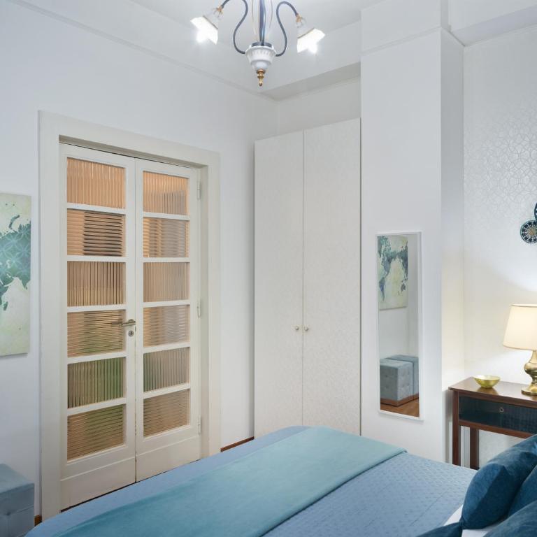 Piazza Carità- Vista Vesuvio- 4 camere -16 ospiti - Appartamento Premier con 4 Camere da Letto - 21
