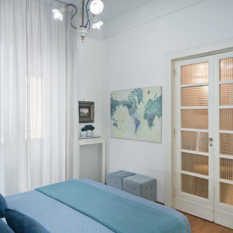 Piazza Carità- Vista Vesuvio- 4 camere -16 ospiti - Appartamento Premier con 4 Camere da Letto - 12
