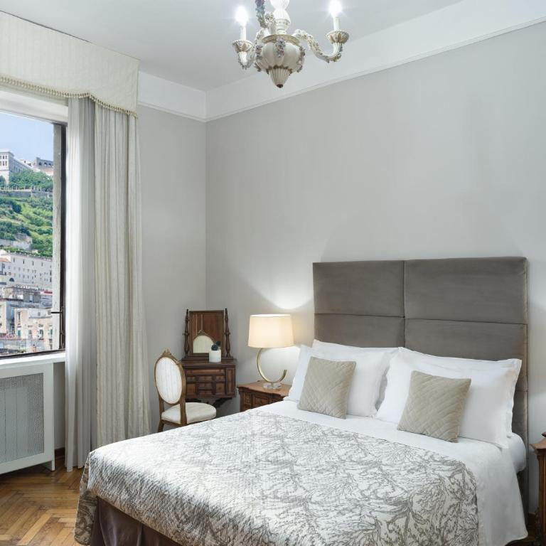 Piazza Carità- Vista Vesuvio- 4 camere -16 ospiti - Appartamento Premier con 4 Camere da Letto - 18