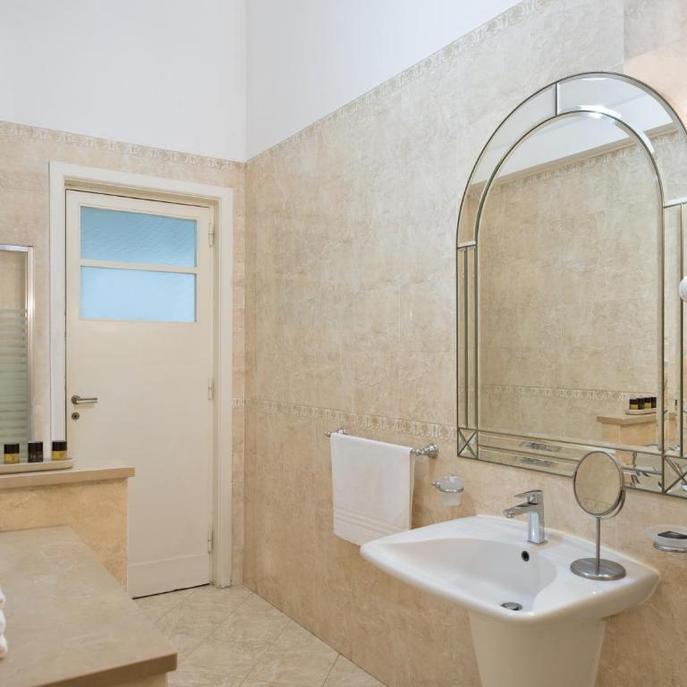 Piazza Carità- Vista Vesuvio- 4 camere -16 ospiti - Appartamento Premier con 4 Camere da Letto - 23